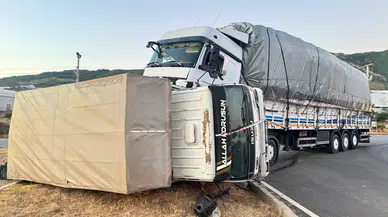 Gazipaşa'da Kavşak Kazası: Kamyonet Devrildi, 1 Yaralı