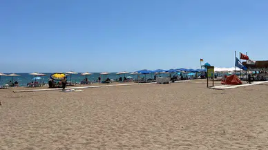 Mersin'de Plajda Tepki Çeken Olay: Gençlere Kürekle Kum Fırlattılar!