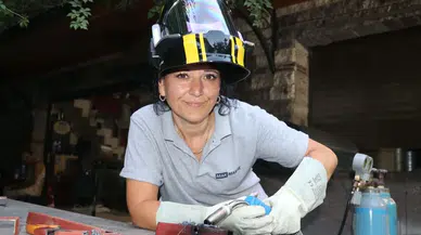 Topuklu Ayakkabıları Çıkardı, Kaynak Maskesini Taktı!