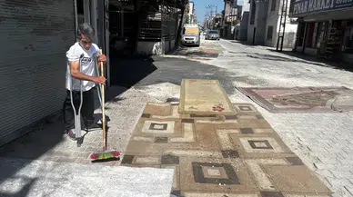 Tozdan Bıkan Mahalleli Çareyi Sokağa Halı Sermekte Buldu!