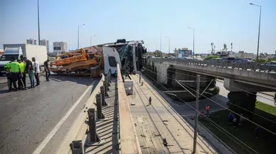 Antalya'da Beton Pompası Kamyonu Üst Geçide Asılı Kaldı