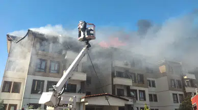 Hatay'da Korkutan Yangın: İki Binanın Çatısı Alevlere Teslim Oldu