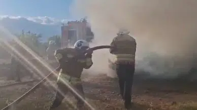 Tarlada Korku Dolu Anlar: Çalışan Traktör Bir Anda Alev Topuna Döndü!