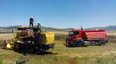 Seyir Halindeki Biçerdöver Alevlere Teslim Oldu, 1 Dönüm Anız Yandı