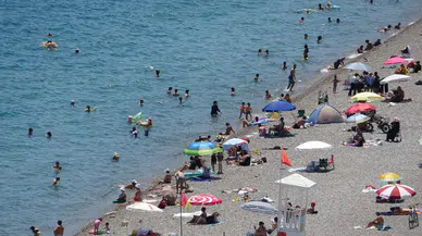 Antalya'da Sıcak Hava Dalgası!  Vatandaşlar Sahillere Akın Etti