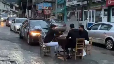 Adana’da Düğün Yolunda İskambil Masası: Damada da Oynattılar!