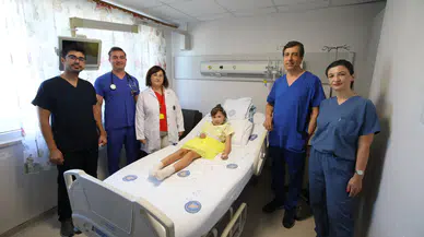 Kırgızistanlı Minik Akhmarcan Antalya’da Şifa Buldu: Nadir Hastalığı 5 Tıkaçla Yenildi!
