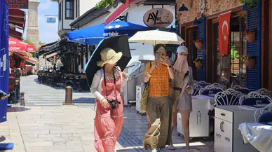 Antalya'nın Kavurucu Sıcağında Uzak Doğulu Turistlerden "Tam Koruma" Önlemi