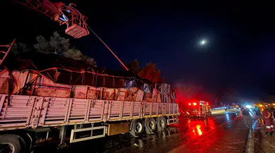 Seyir Halindeki Tır Alevlere Teslim Oldu! Karayolu Trafiğe Kapatıldı