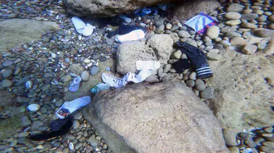 Deniz Dibinde Şoke Eden "Çöp Oyunu"! Pet Şişeleri Taşla Doldurup Denize Atıyorlar