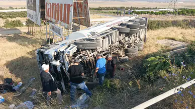 Burdur'da Tanker Şarampole Devrildi! Sürücü Kabinde Sıkıştı