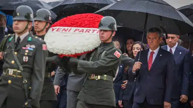 YENİ Parti Antalya Vekilleri Özgür Özel ile Birlikte Anıtkabir'e Çıktı