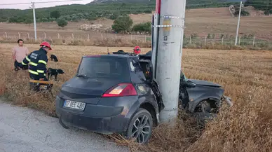 Otomobil Elektrik Direğine Çarptı, Genç Sürücü Araçta Sıkıştı!
