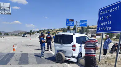 Yalvaç’ta Kavşak Kazası: Hafif Ticari Araç İle Otomobil Çarpıştı