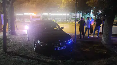 Isparta'da Alkollü Aday Sürücü Kaldırıma Çıktı: Ehliyeti İptal Edildi
