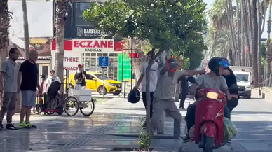 Antalya'da Tarihi Kapı Önünde Kaldırım Taşlı Kavga!