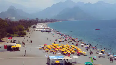Antalya'da Kavurucu Sıcak: Termometreler 35, Hissedilen 40 Derece