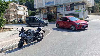 Manavgat'ta Dönüş Yapan Araçla Çarpışan Sürücü Yaralandı