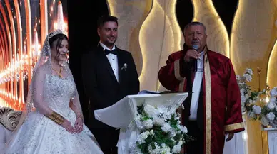 Kaş Belediye Başkanı Nikahı Bizzat Kıydı: Oğlu Erhan Demirhan ile Sena Ovalı Evlendi