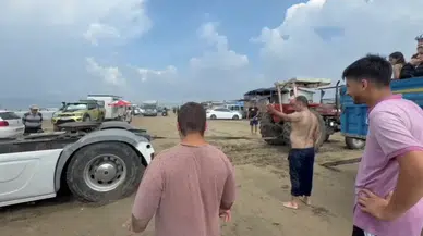 Hatay’da Plajda İlginç Kurtarma! Kuma Saplanan Tırı 2 Traktör Çıkardı