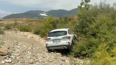 Gazipaşa'da Direksiyon Hakimiyeti Kaybolan Araç Dereye Düştü: 1 Yaralı