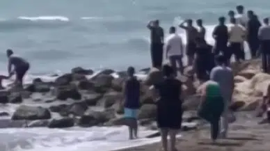 Samandağ'da Yasak Uyarısına Rağmen Denize Giren 3 Kişi Dalgalara Kapıldı