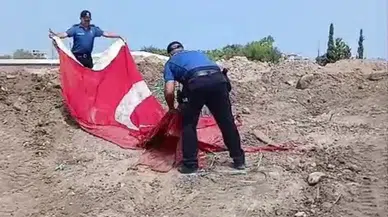 Enkaz Arasında Bulunan Türk Bayrağına Polis Memurundan Anlamlı Saygı