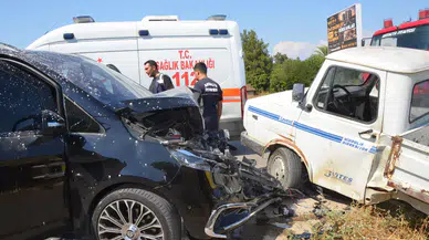 Antalya'da Sürücü Araçta Sıkıştı, Turist Aile Şans Eseri Kurtuldu