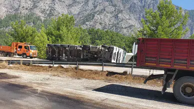 Isparta-Antalya Karayolunda Korku Dolu Kaza: Virajı Alamayan TIR Devrildi