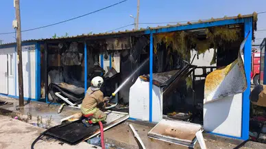 İskenderun'da Depremzede Ailenin Kaldığı Konteyner Yangında Kullanılamaz Hale Geldi