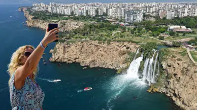 40 Metreden Akdeniz'e dökülen Düden Şelalesi Turistlerin Gözdesi!