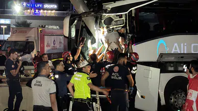 Adana'da Kontrolden Çıkan Yolcu Otobüsü Duvara Çarptı: 11 Yaralı