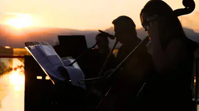 Hıdırlık Kulesi'nde Akdeniz Manzaralı Müzik Ziyafetine Yoğun İlgi