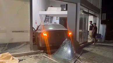 Mersin'de Kontrolden Çıkan Otomobil Galerinin İçine Girdi!
