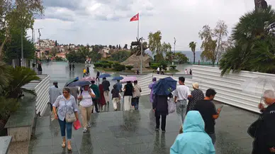Yağmura Rağmen Antalya Turu Yaptılar