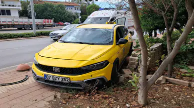 Serik'te Trafik Kazası: Taksi Dubalara Çarparak Durabildi