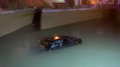 Mersin'de Kanala Düşen Otomobili Kurtarmak İçin Vince Bağlandı
