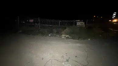 Sarıçam'da Otoyol Kenarında Çürümüş Erkek Cesedi Bulundu