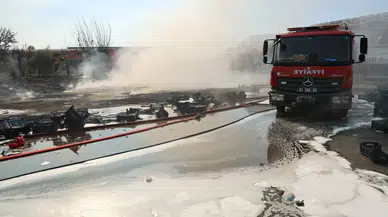 Adana Sebze Halinde Çocukların Çıkardığı Yangında Binlerce Kasa Küle Döndü!