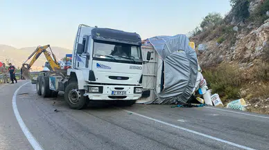 Finike'de Kontrolden Çıkan TIR'ın Dorsesi Devrildi: Yol Kapandı