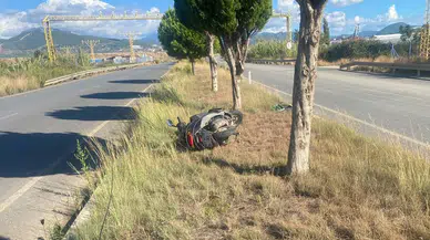 Gazipaşa'da Motosiklet Refüje Devrildi: Sürücünün Durumu Ciddi