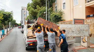 Alanya'da Temizlik Seferberliği: Çarşı ve Caddeler Pırıl Pırıl