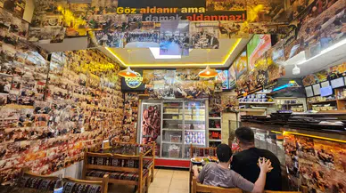 Hataylı Tostçunun 14 Yıldır Sürdürdüğü Fotoğraf Geleneği Duvarları Süslüyor!