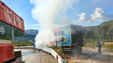 Manavgat Beydiğin Geçişinde Bariyerlere Çarpan Kamyon Alev Aldı