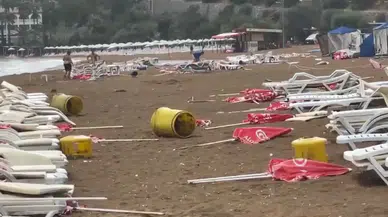 Alanya'da Şiddetli Fırtına: Şezlong ve Şemsiyeler Havada Uçuştu