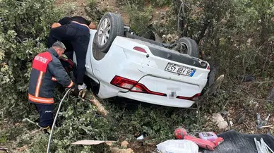 Mersin'de otomobil şarampole devrildi! 1 ağır yaralı