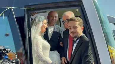 Samsun'da Gelinlik ve Damatlıkla Erdoğan'ın Otobüsüne Bindiler!