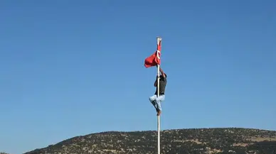 Rüzgara Kapılan Türk Bayrağı İçin Canını Dişine Takarak Tırmandı