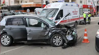 Adana Kozan'da Kavşakta Otomobiller Çarpıştı: 4 Yaralı