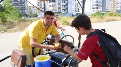 Seyyar Dondurmacıdan Yaratıcı Çözüm: Motosikletine Güneş Paneli Taktı